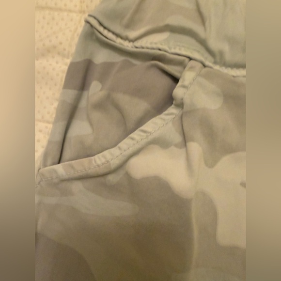 Bella Amore Made In Italy Gray Camouflage “magic stretch” Pants with raw hem. - Picture 4 of 11